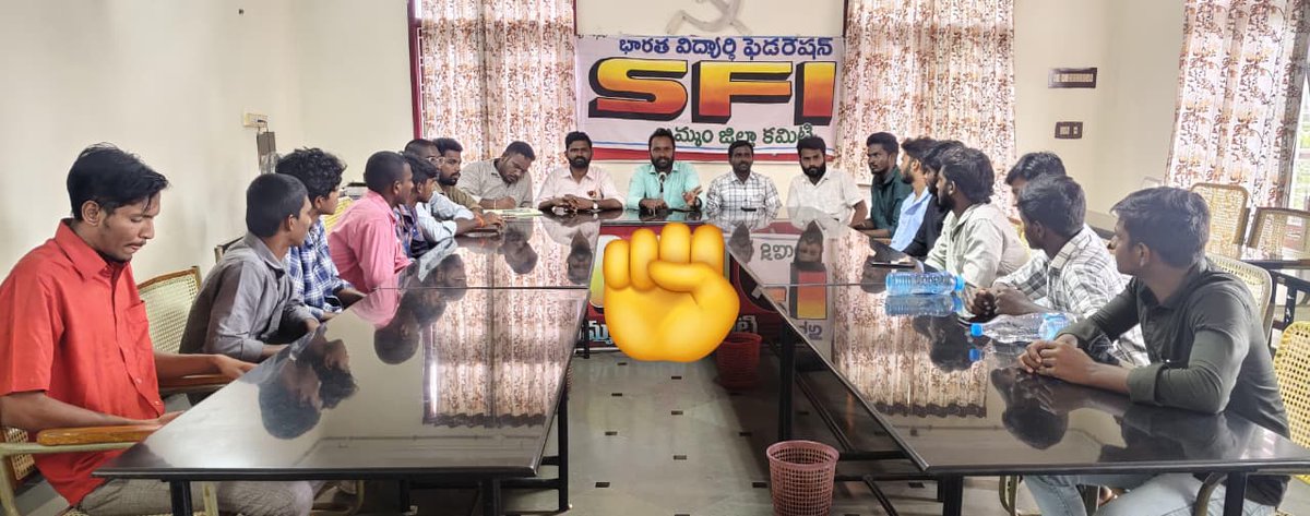 🛑 రాష్ట్రంలో విద్యార్థులు ఏదుర్కోంటున్న సమస్యలపై బలమైన కార్యచరణ రూపోదింస్తున్న SFI 
🛑 ఈరోజు ఖమ్మం సుందరయ్య భవనంలో జరిగిన సమావేశంలో, నల్గొండ దొడ్డికొమరయ్య భవన్ లో జరిగిన సమావేశంలో SFI జిల్లా కమిటీల సమావేశం (వేర్వేరుగా జరిగాయి) లో మాట్లాడుతున్న SFI రాష్ట్ర కార్యదర్శి టి.నాగరాజు.