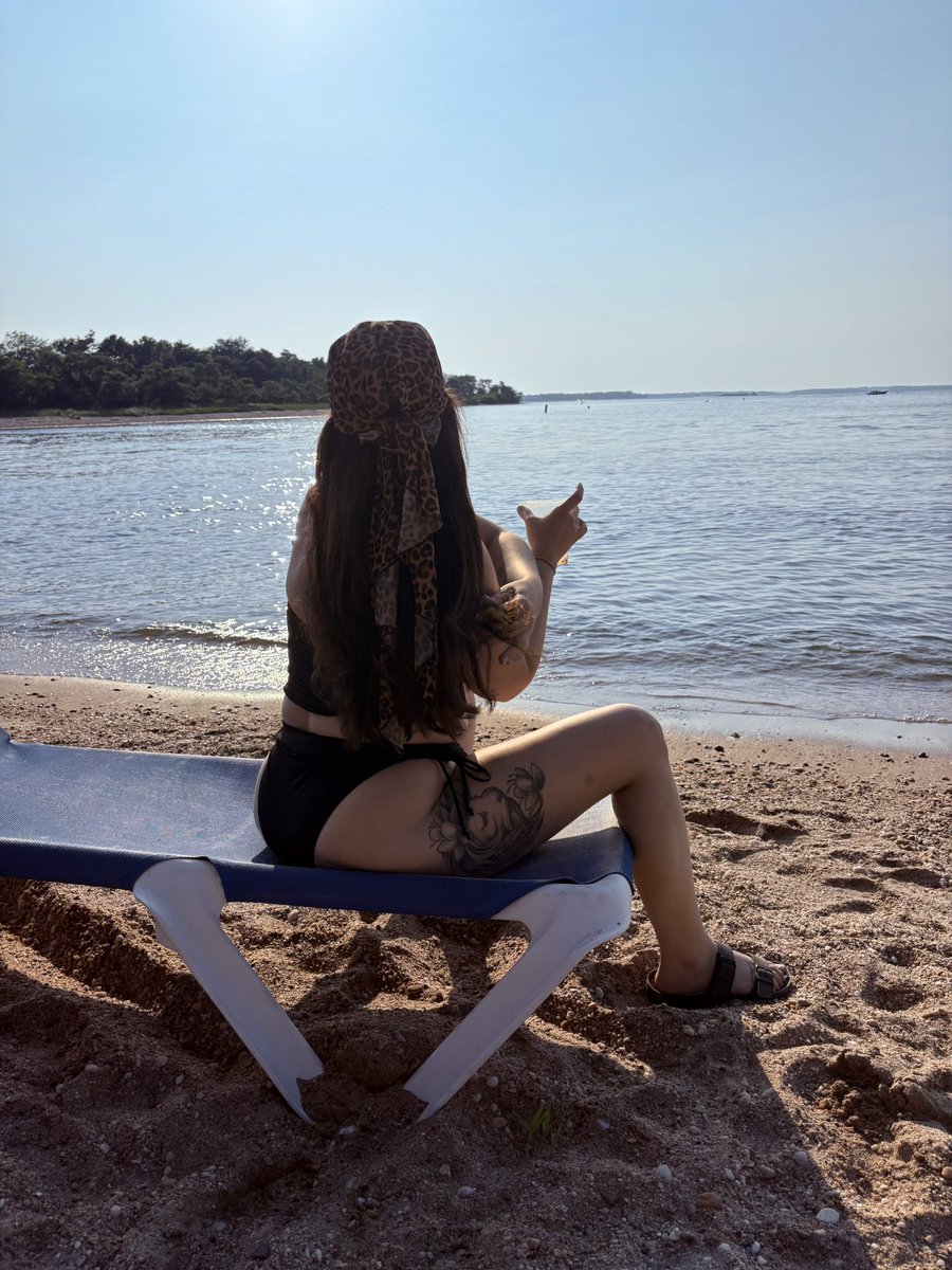 lindsbtw's tweet image. leave me here ☀️