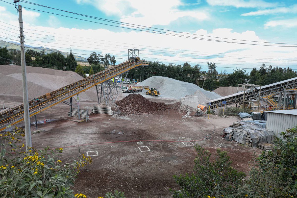 pabelml's tweet photo. Quito ya cuenta con la primera planta de reciclaje de residuos de la construcción y demolición del Ecuador. Es una obra que hicimos realidad junto a Holcim y SustainaBuild, pensando en el ambiente y en el futuro. Antes, estos residuos terminaban en quebradas, ríos y terrenos baldíos. Hoy se transforman en materiales útiles para la construcción.
