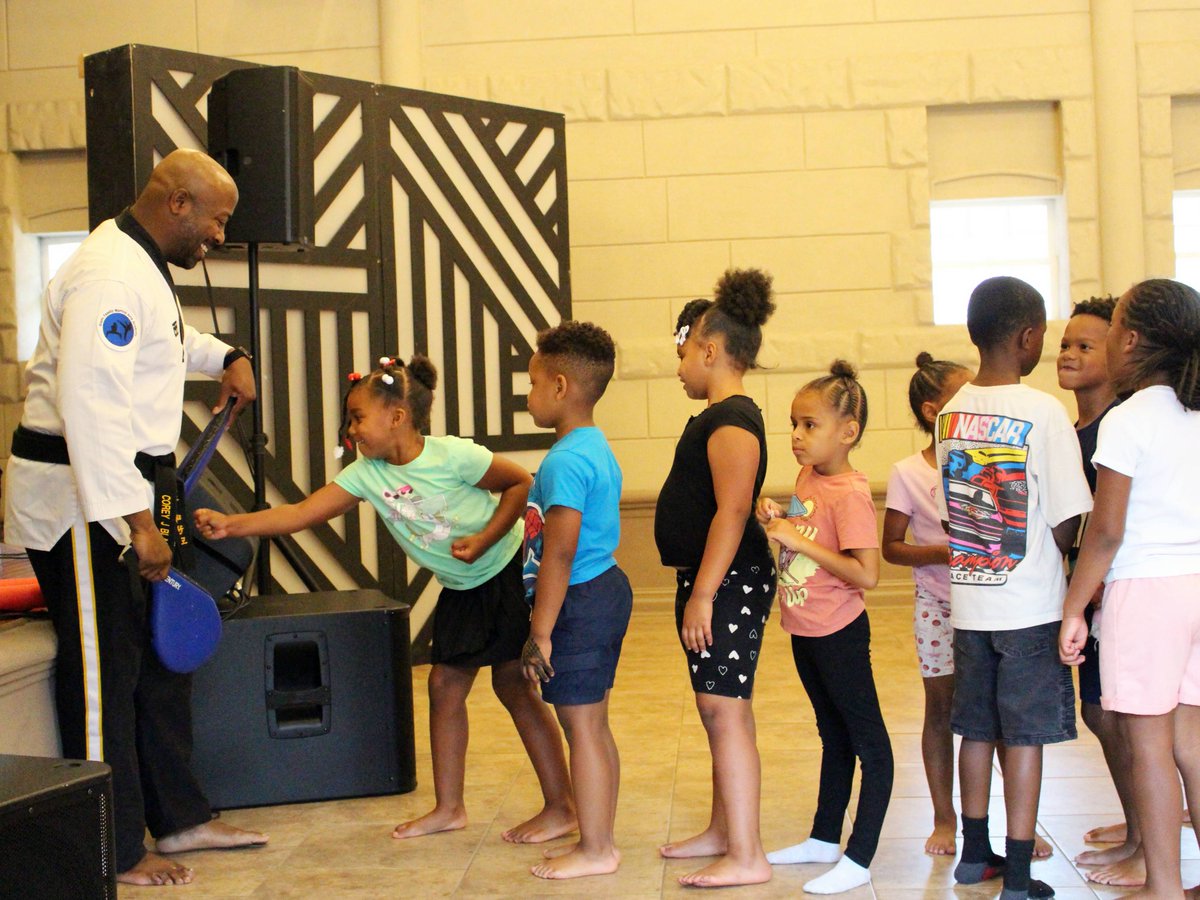 TheMindTrust's tweet image. This week we caught up with the ISLL site at Charity Cares Early Academy during enrichment time. Students were busy germinating seeds, practicing basketball passes, learning karate basics, making pizzas, and more. Thank you, Charity Cares staff, for having us out for a visit!