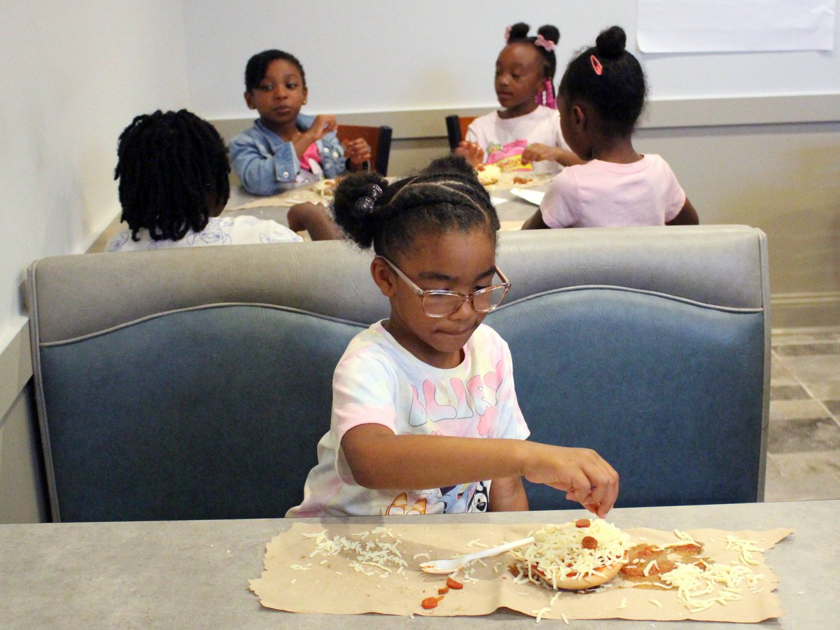 TheMindTrust's tweet image. This week we caught up with the ISLL site at Charity Cares Early Academy during enrichment time. Students were busy germinating seeds, practicing basketball passes, learning karate basics, making pizzas, and more. Thank you, Charity Cares staff, for having us out for a visit!