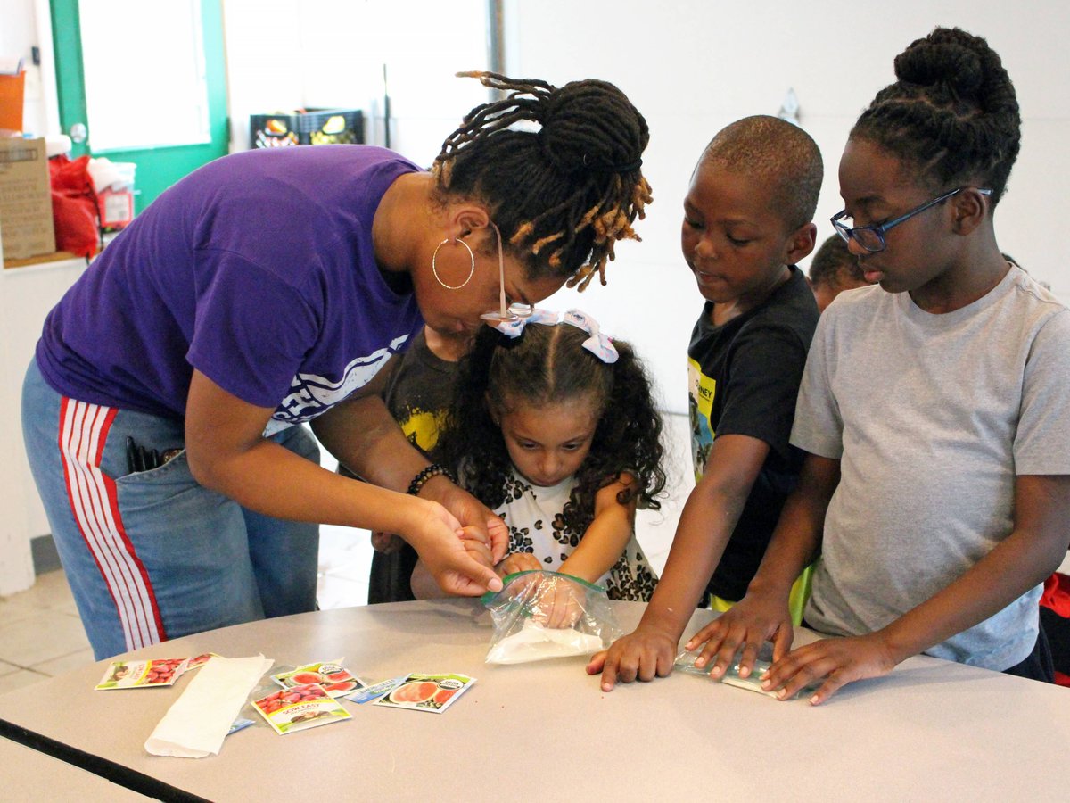 TheMindTrust's tweet image. This week we caught up with the ISLL site at Charity Cares Early Academy during enrichment time. Students were busy germinating seeds, practicing basketball passes, learning karate basics, making pizzas, and more. Thank you, Charity Cares staff, for having us out for a visit!
