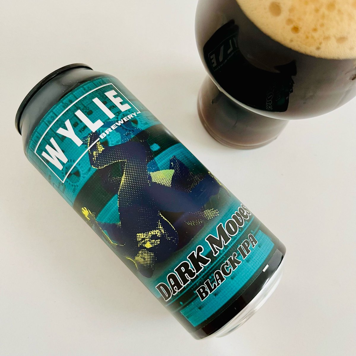 Una cerveza atrevida: negra, lupulada y con un perfil de café y resina, perfecta para los que buscan algo diferente y con carácter.