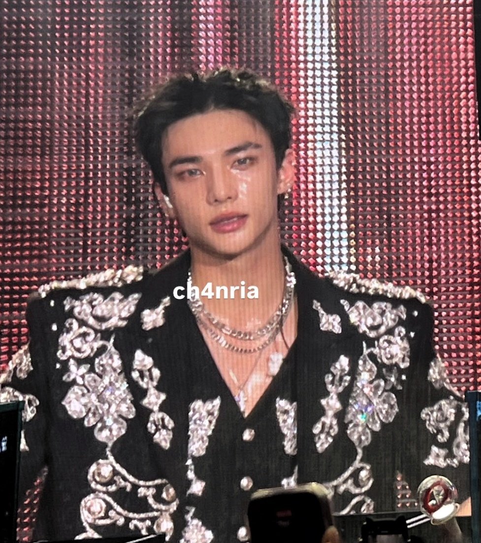 hyunjin in his new black outfit!!