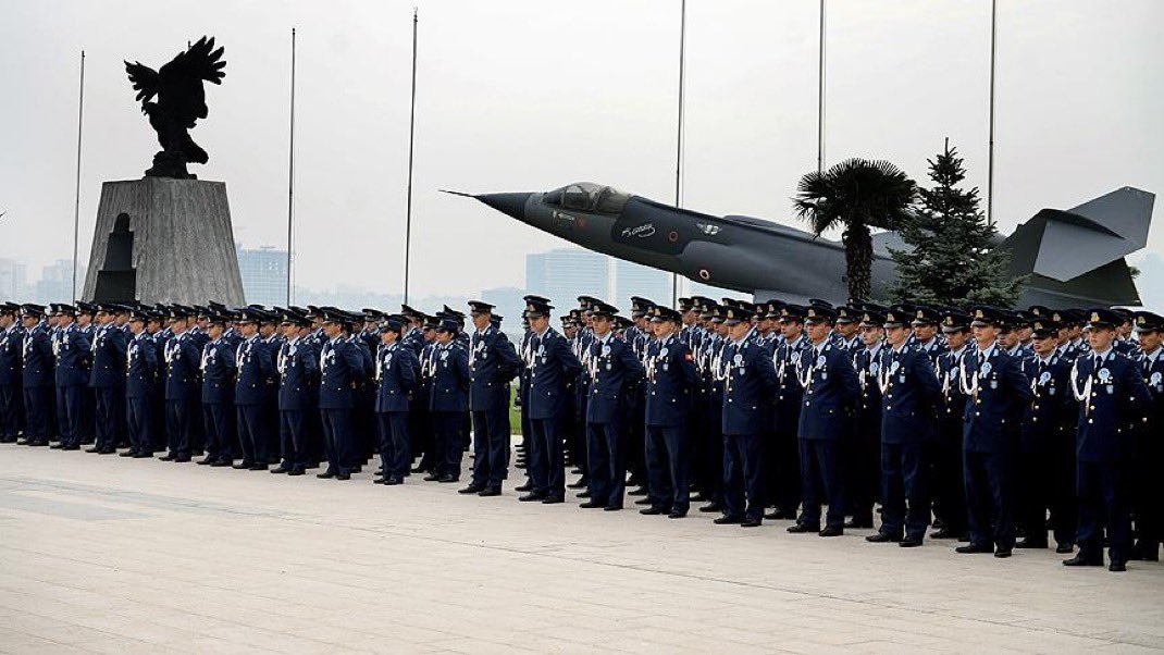 Hava Harp Okulunda bir tören…
Ve 19-20 yaşında adamlar… Hatta çocuklar.
İdealist, kararlı ve hayalperestler…
Heyecanlılar…

Ve ne yazık ki,
Hiçbir suçları olmamasına rağmen 9 yıldır cezaevindeler…

MustafaKirazlı İçinSesVer