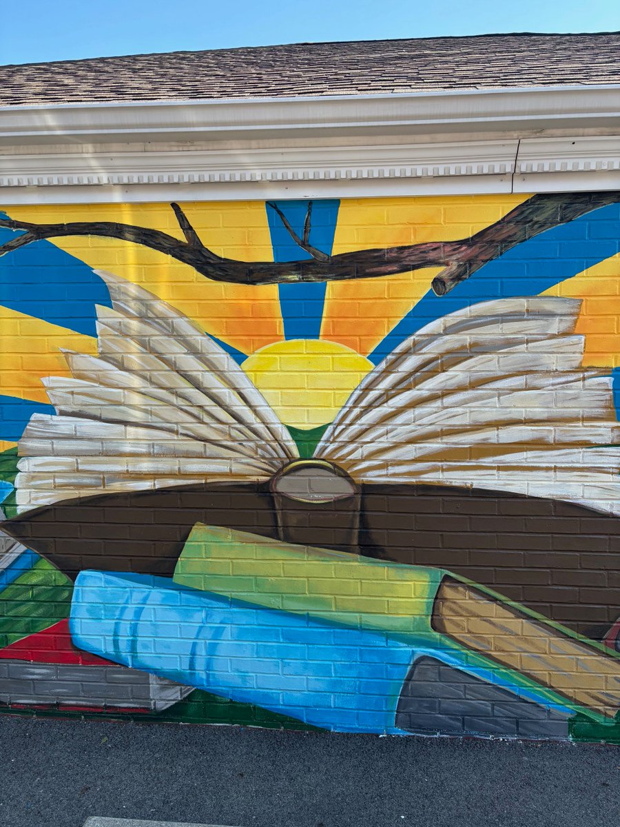 ❤️🎨We can't get enough of this mural done by Raymond Ramos! If you haven't already, stop at the Roseville Branch Library to see it in person and get a photo with it!📚📸