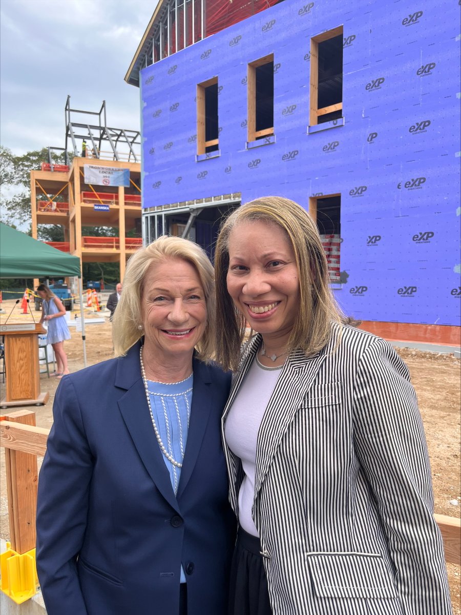 EmpireStateDev's tweet image. Empire State Development President, CEO & Commissioner Hope Knight joined @SkanskaUSA & @CSHL to celebrate the topping out of the new AIQB building. Backed by $55M from ESD, the project will drive breakthroughs in neuroscience, cancer biology & AI.