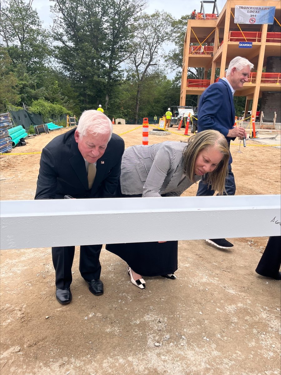 EmpireStateDev's tweet image. Empire State Development President, CEO & Commissioner Hope Knight joined @SkanskaUSA & @CSHL to celebrate the topping out of the new AIQB building. Backed by $55M from ESD, the project will drive breakthroughs in neuroscience, cancer biology & AI.