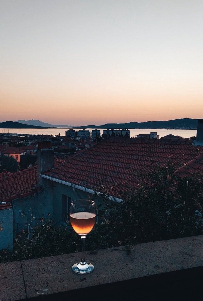 Bir süre böyle, kendimle...

Dayatılmıştan sıyrılıp, "kendi olabilen"lere... 🥂🍾
