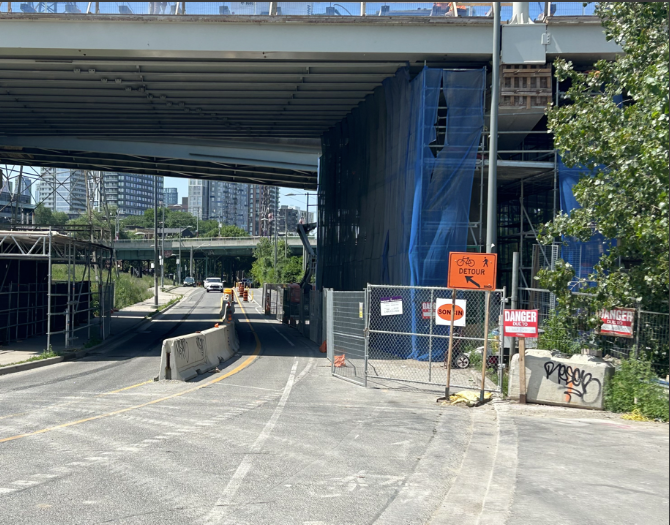TO_Cycling_Ped's tweet image. The Bayview Avenue multi-use trail will be narrowed until the end of 2026 in the vicinity of Eastern Avenue and Adelaide Street East to accommodate construction. People cycling should travel carefully through the area and obey signage in the work zone. toronto.ca/wp-content/upl…