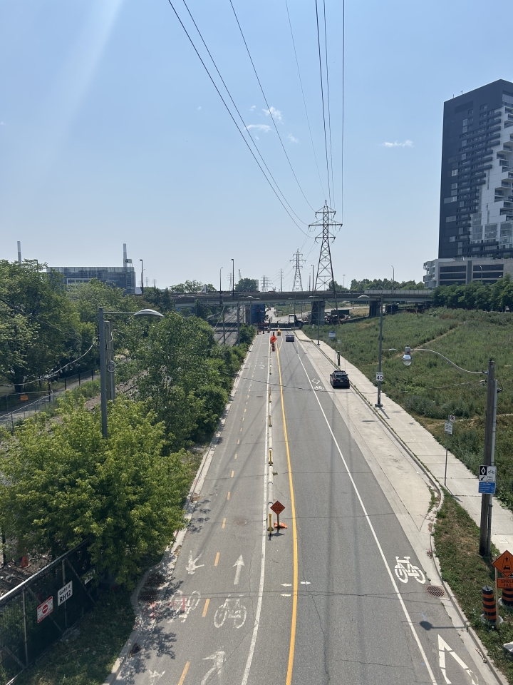 TO_Cycling_Ped's tweet image. The Bayview Avenue multi-use trail will be narrowed until the end of 2026 in the vicinity of Eastern Avenue and Adelaide Street East to accommodate construction. People cycling should travel carefully through the area and obey signage in the work zone. toronto.ca/wp-content/upl…