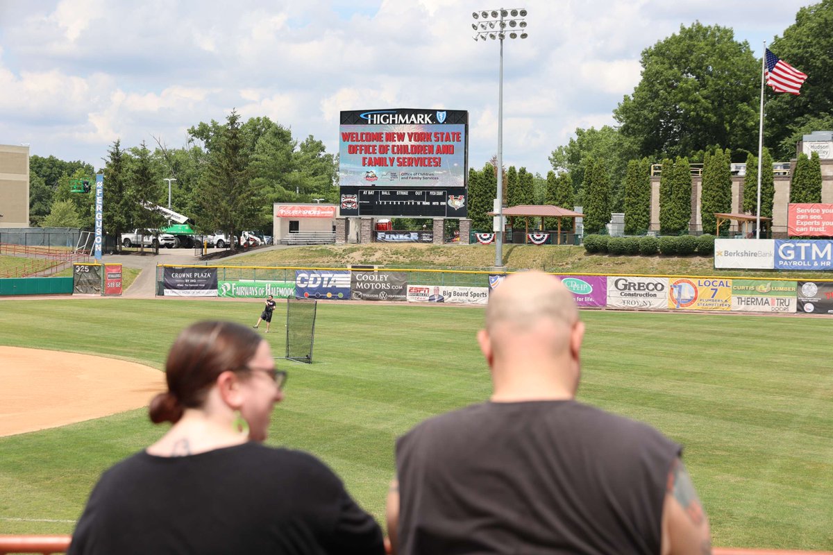 NYSOCFS's tweet image. The annual #NYSOCFS picnic was a great time to connect with staff and give back! Employees partnered with Operation Adopt a Soldier and @outofthepits by donating care items and pet supplies 💜🐶 Thank you to the @ValleyCats for hosting us ⚾