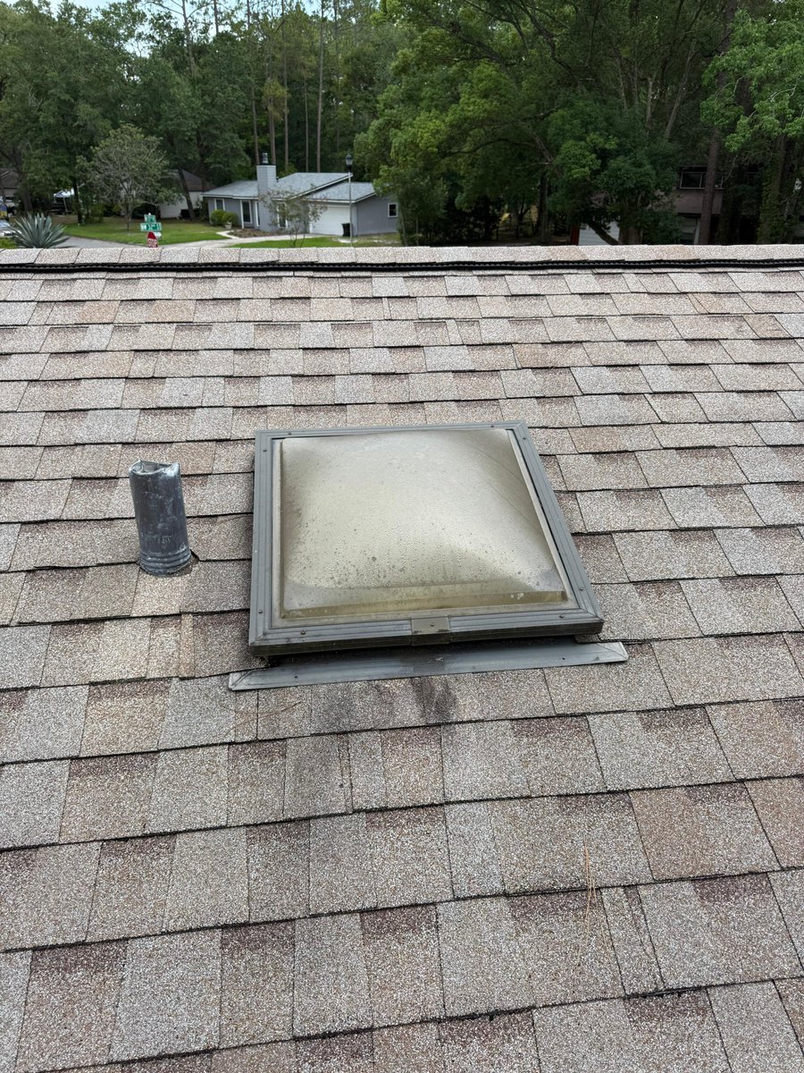 AtlanticRoofsFL's tweet photo. 📷 Before and After: Skylight Transformation!
🌞 From dim and outdated to bright and beautiful
🧐 Check out this stunning skylight replacement!
🏠 Boosts home value and comfort
☀️ Perfect way to let the sunshine in
📞 352.327.7663 - Licensed &amp; Insured: CCC 1326702 https://t.co/yvZmmW4rDc