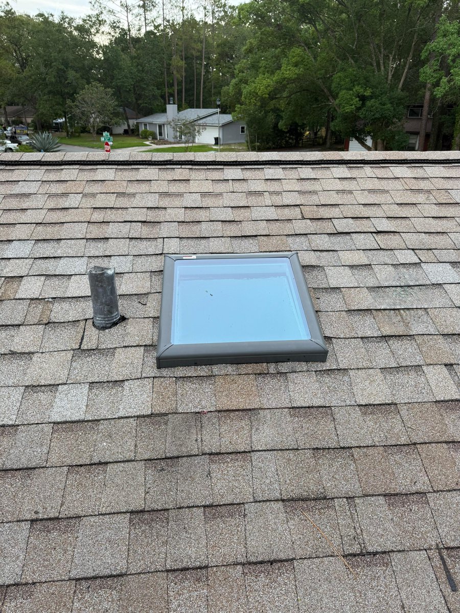 AtlanticRoofsFL's tweet photo. 📷 Before and After: Skylight Transformation!
🌞 From dim and outdated to bright and beautiful
🧐 Check out this stunning skylight replacement!
🏠 Boosts home value and comfort
☀️ Perfect way to let the sunshine in
📞 352.327.7663 - Licensed &amp; Insured: CCC 1326702 https://t.co/yvZmmW4rDc