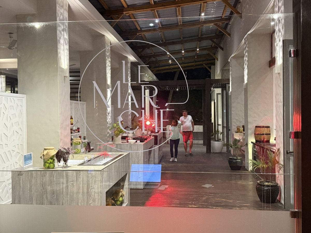 Jonoloud's tweet image. Food at Long Beach Mauritius? Next level. 🍴
Le Marché for global buffet spreads.
Chopsticks for bold Asian dishes.
Sapori brings the Italian classics.
Tides serves fresh seafood right by the beach.
#worldleisureholidays
#LongBeachMauritius
#MauritiusNow
#FeelOurIslandEnergy