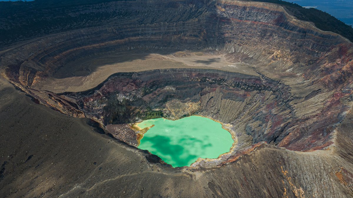 ysuradiocadena's tweet image. #EnDesarrollo En redes sociales circula mucha información sobre actividad en el volcán #Ilamatepec, por el momento ninguna autoridad ha emitido comunicado o información, @MedioAmbienteSV o @PROCIVILSV ni el departamento de geología de la @UESoficial ni el #Snet. #NoticiasYSU