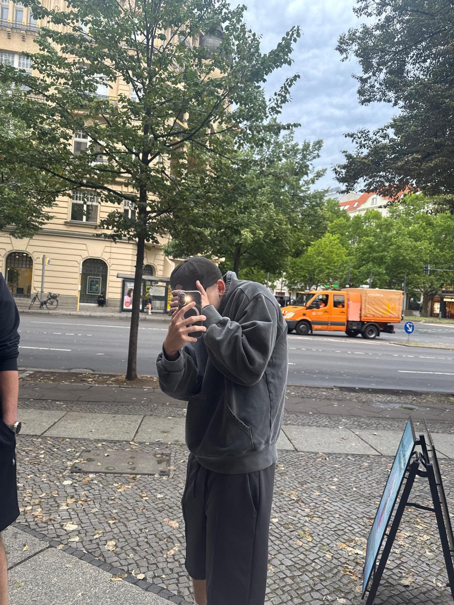 REZcsgo's tweet image. Someone tell this random guy to stop taking pictures of me