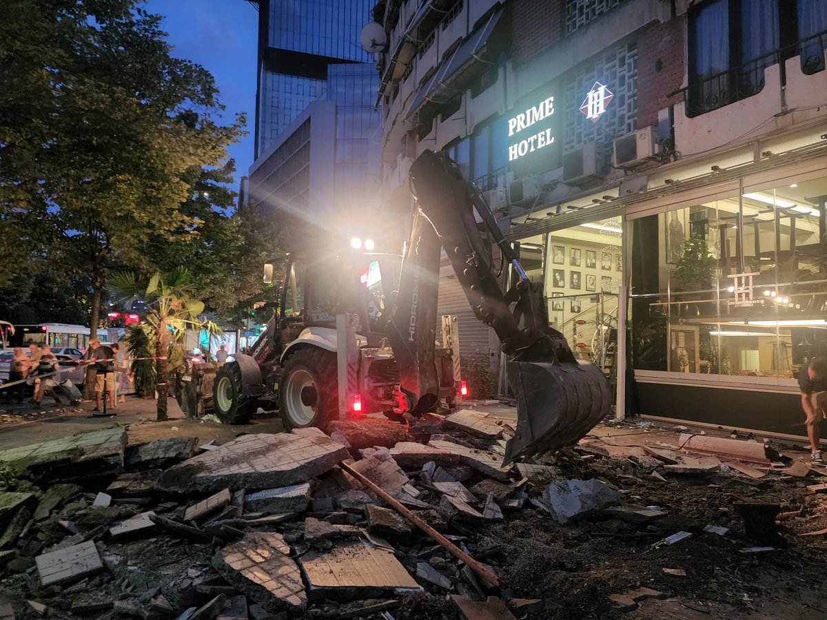 imttirane's tweet photo. Prej dy ditësh, 🛠️ vijon puna pa ndërprerje për një tjetër zonë të Tiranës,📍 Tek Piazza, shumë shpejt një tjetër hapësirë publike që i kthehet qytetarëve. 🌳 https://t.co/Ko0RvUpvA1