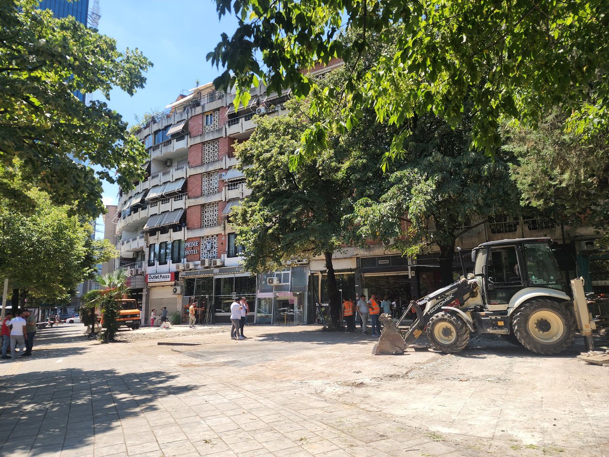 imttirane's tweet photo. Prej dy ditësh, 🛠️ vijon puna pa ndërprerje për një tjetër zonë të Tiranës,📍 Tek Piazza, shumë shpejt një tjetër hapësirë publike që i kthehet qytetarëve. 🌳 https://t.co/Ko0RvUpvA1