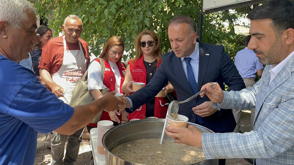 Kizilay_Tunceli's tweet photo. 📍Nazımiye

Türk Kızılay Tunceli olarak;
Paylaşmanın,hoşgörünün ve birlikteliğin simgesi olan Aşure günü vesilesiyle;
@nazimiye_kymkm’mız ve Değerli Bağışçılarımızın katkılarıyla düzenlenen aşure programına katılım sağladık🌙

Emeği geçen herkese teşekkür ederiz.🙏🏻
@sefikaygol https://t.co/pLTiQKbJYH
