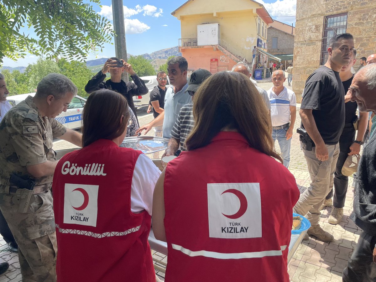 Kizilay_Tunceli's tweet photo. 📍Nazımiye

Türk Kızılay Tunceli olarak;
Paylaşmanın,hoşgörünün ve birlikteliğin simgesi olan Aşure günü vesilesiyle;
@nazimiye_kymkm’mız ve Değerli Bağışçılarımızın katkılarıyla düzenlenen aşure programına katılım sağladık🌙

Emeği geçen herkese teşekkür ederiz.🙏🏻
@sefikaygol https://t.co/pLTiQKbJYH