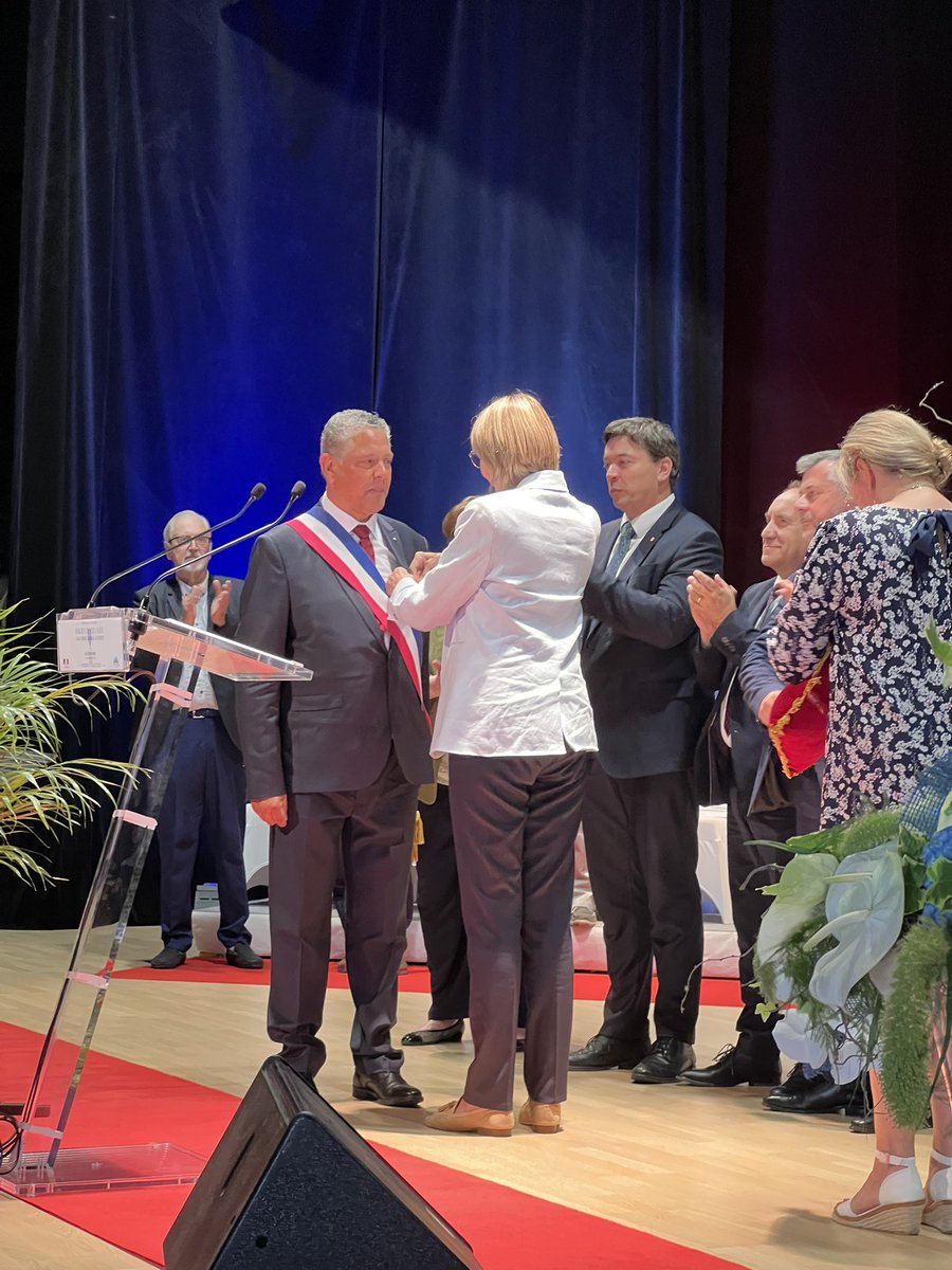 Engagement et Honneur. Une journée valenciennoise avec un échange avec <a href="/Castiglione_sc/">Salvatore Castiglione</a>, l’inauguration de la nouvelle gendarmerie de Lecelles et la remise des insignes de Chevalier dans l’Ordre National du Mérite à Ali Benyahia, Maire de Beuvrages en présence de <a href="/valerieletard/">Valérie Létard</a>
