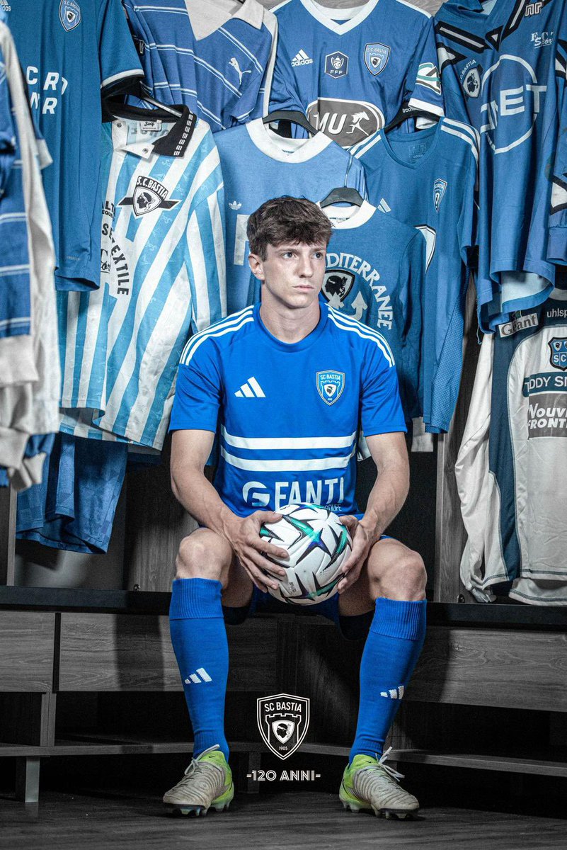 SECBSocios's tweet image. 🔵 MAILLOT IN CASA 25/26

Hè stata presentata stu ghjornu a maglia turchina. Trà subrietà è identità, a pudemu dì : una maglia 100% Sporting ! 

👉🏽 Un maillot à dominance bleu, notre couleur 
👉🏽 Notre identité visuelle aux deux bandes blanches pour la première fois pleinement…