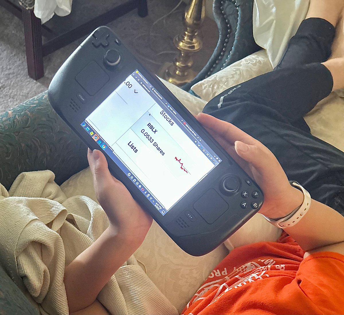 rs_parasite's tweet image. my brother (12) is using my social security number to buy Roblox shares