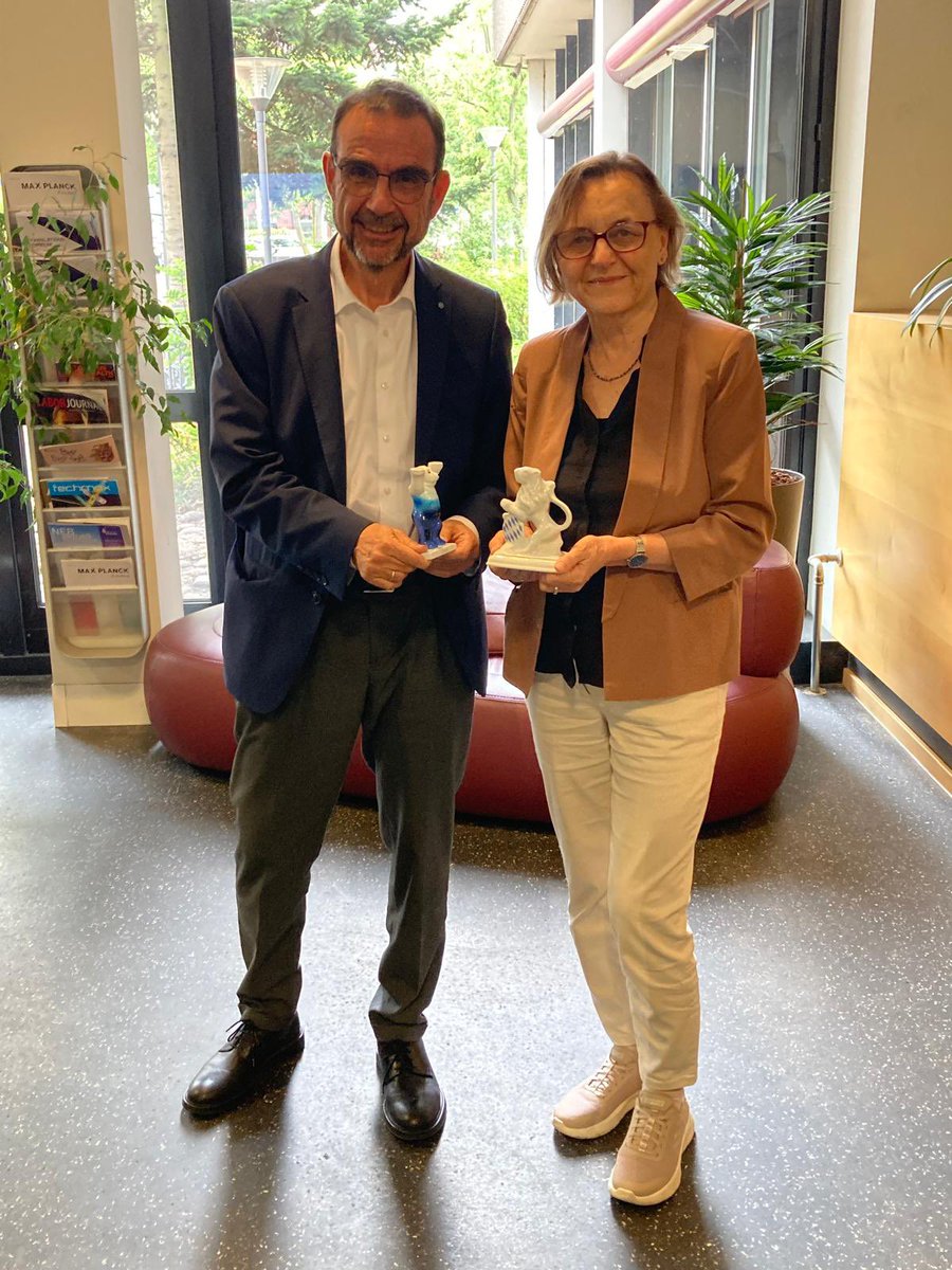 C_Scheibenbogen's tweet image. Unser herzlicher Dank an @KlausHoletschek für den guten und offenen Austausch heute an der @ChariteBerlin – und für sein großes und nachhaltiges Engagement für ME/CFS und Long Covid. #NKSG