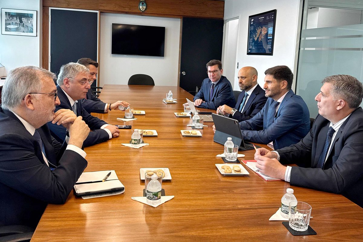 GobSantaFe's tweet image. ¡Santa Fe se proyecta al mundo: más seguridad, más inversión, más oportunidades!
El gobernador @maxipullaro finalizó una misión institucional en Estados Unidos con reuniones clave en el BID, la OEA, el Banco Mundial y el Council of the Americas.
👉🏽 Se reconocieron los avances…