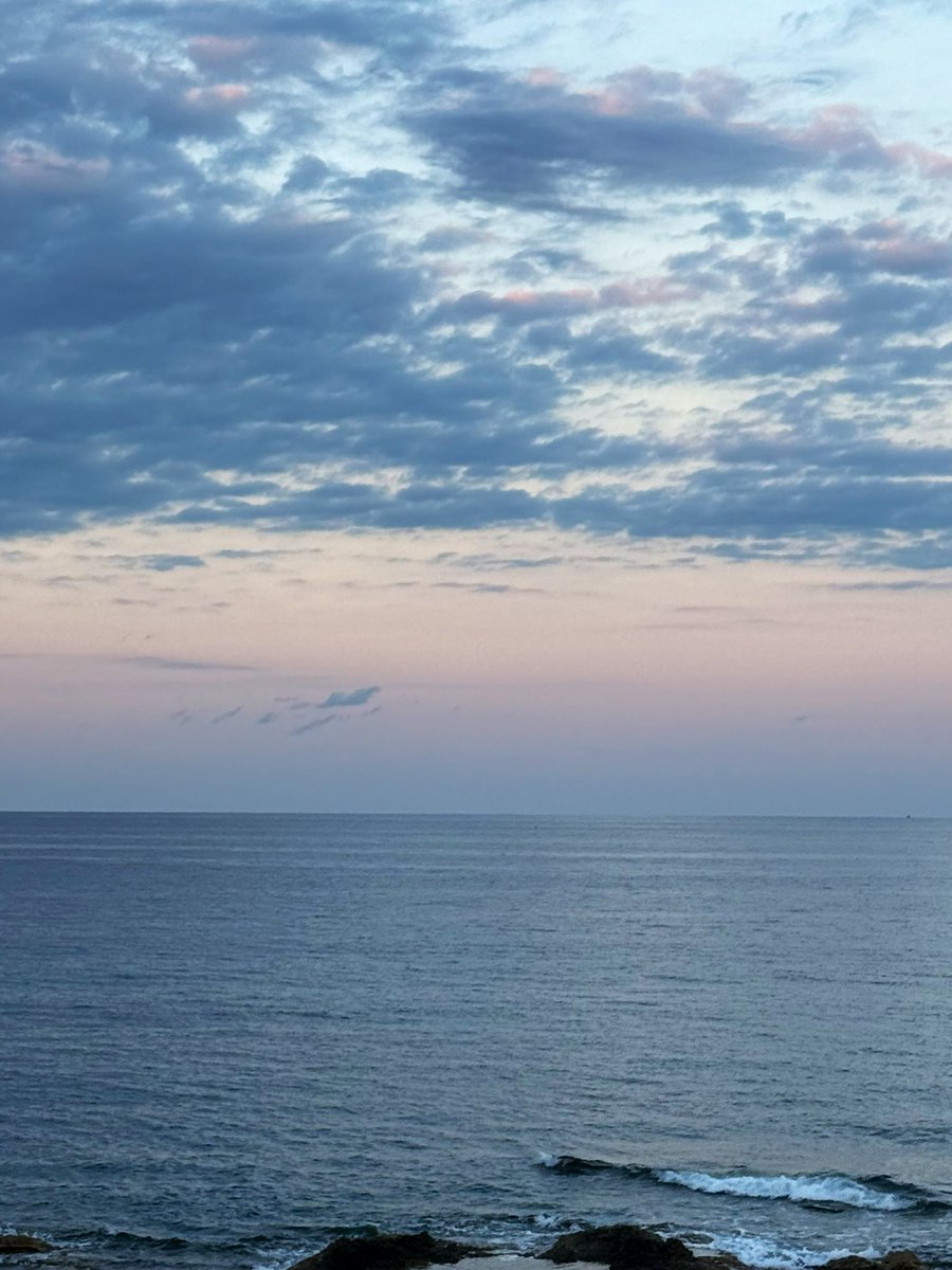 Manuvi_'s tweet image. “Come volano le nuvole, sopra ogni angolo di mondo
in ogni modo, in ogni posto veramente lontano
in fondo si allontanano, si muovono
svaniscono, riappaiono, forse ci salutano
qualche volta ci avvertono, ci guardano
ognuno ascolta come può..”