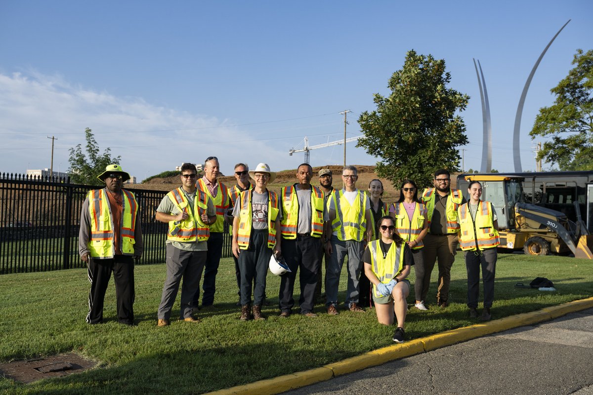 ArlingtonNatl's tweet image. Yesterday, Arlington National Cemetery employees participated in Clean the Bay around the Southern Expansion site of ANC.
📸Elizabeth Fraser