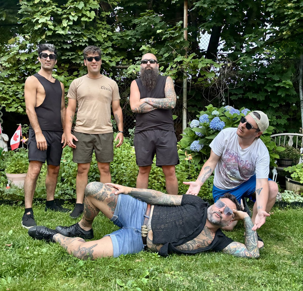 zrayburton's tweet image. The first one is probably better... the second is better, but I don’t really care! Mes petites têtes de chou.
#meninthewintershorts #unsolicitedquickpick #predictivetext #bandphoto #lapieta #french #excusemyfrench #tough #cabbage #punk #deityofscab
instagram.com/deity_of_scab/