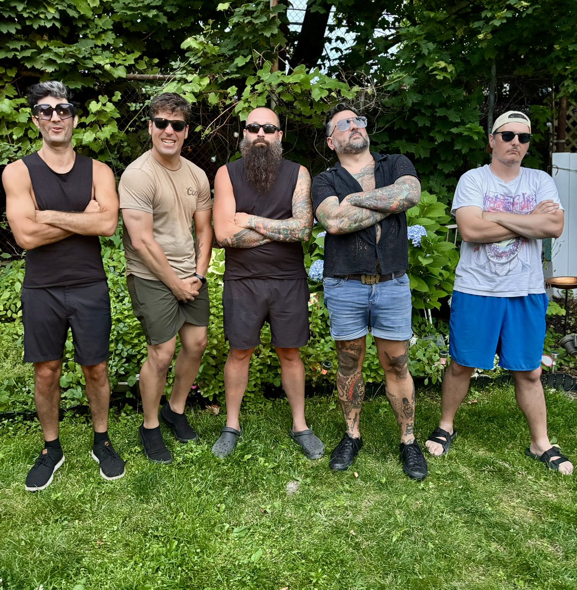 zrayburton's tweet image. The first one is probably better... the second is better, but I don’t really care! Mes petites têtes de chou.
#meninthewintershorts #unsolicitedquickpick #predictivetext #bandphoto #lapieta #french #excusemyfrench #tough #cabbage #punk #deityofscab
instagram.com/deity_of_scab/