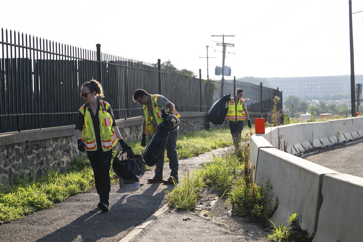 ArlingtonNatl's tweet image. Yesterday, Arlington National Cemetery employees participated in Clean the Bay around the Southern Expansion site of ANC.
📸Elizabeth Fraser