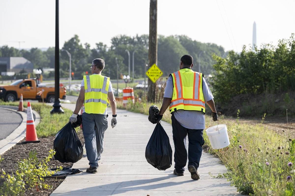 ArlingtonNatl's tweet image. Yesterday, Arlington National Cemetery employees participated in Clean the Bay around the Southern Expansion site of ANC.
📸Elizabeth Fraser
