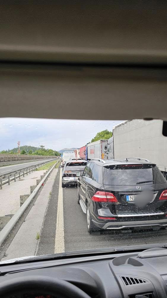 ResevalniPas's tweet image. Nekaj preslabih izjem zadnjih dni, ki blokirajo reševalni pas ali pa ga izkoristijo.

Na cestah smo ravno vozniki največkrat tisti, ki odločamo ali je cesta varna ali ne.

 #ozaveščamo #skupaj #zastoj #LevoDesno #zavodreševalnipas #reševalnipas #RešiŽivljenje