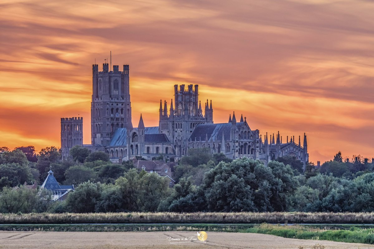 The amazing fire sunset last night over <a href="/Ely_Cathedral/">Ely Cathedral</a> in Cambridgeshire 🔥
