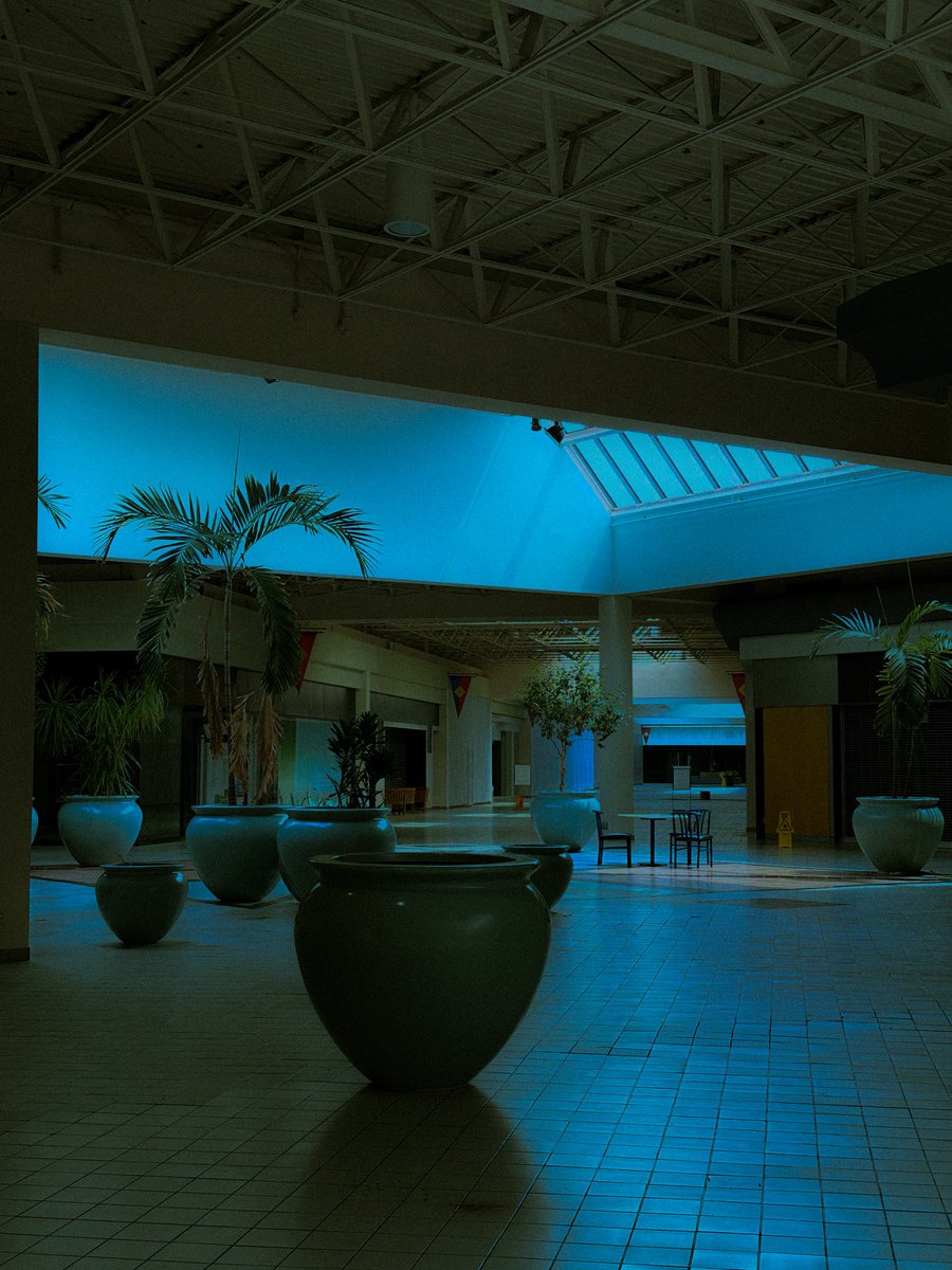 c0wboykill3r's tweet photo. Woke up in a dead mall https://t.co/2M4wllaaXV
