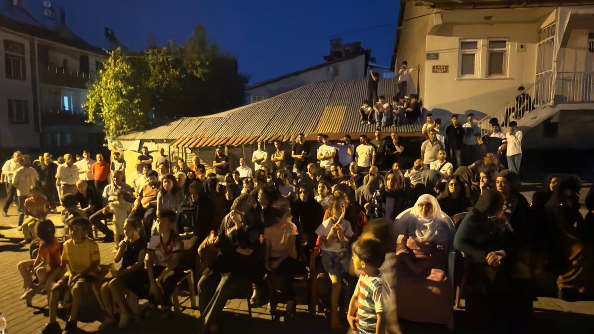 📍Yeni Mahalle

Barış, hepimizin ortak kazancıdır.

Bu önemli ve tarihi günde Yeni Mahalle halkımızla bir araya gelerek Barış ve Demokratik Toplum Çağrısı’nı sahiplendik.

Yeni dönemde bir dakika dahi kaybetmeden örgütlemek ve örgütlenmek için çalışmak en büyük görevimizdir.