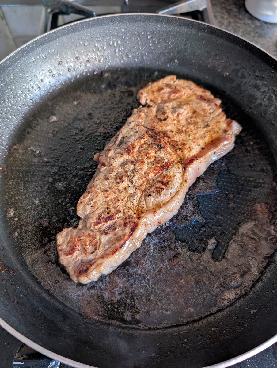 AnarjJim's tweet image. Cooked in full fat French butter, with a cheeky wee Côte De Rhone. 😍