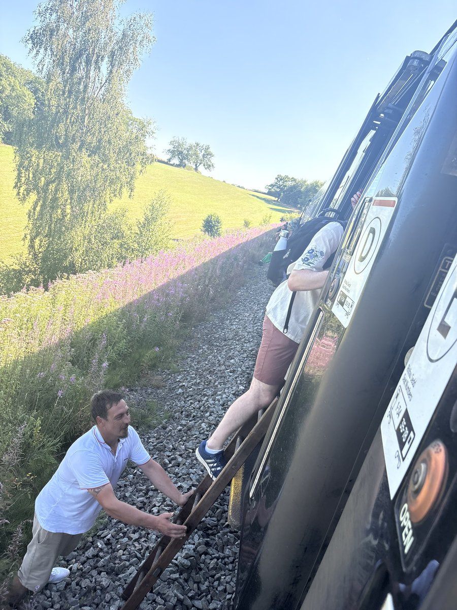 ElinorWatts10's tweet photo. @tfwrail train breaks down in the middle of nowhere on the hottest day of the year https://t.co/4BGf2Hq77m