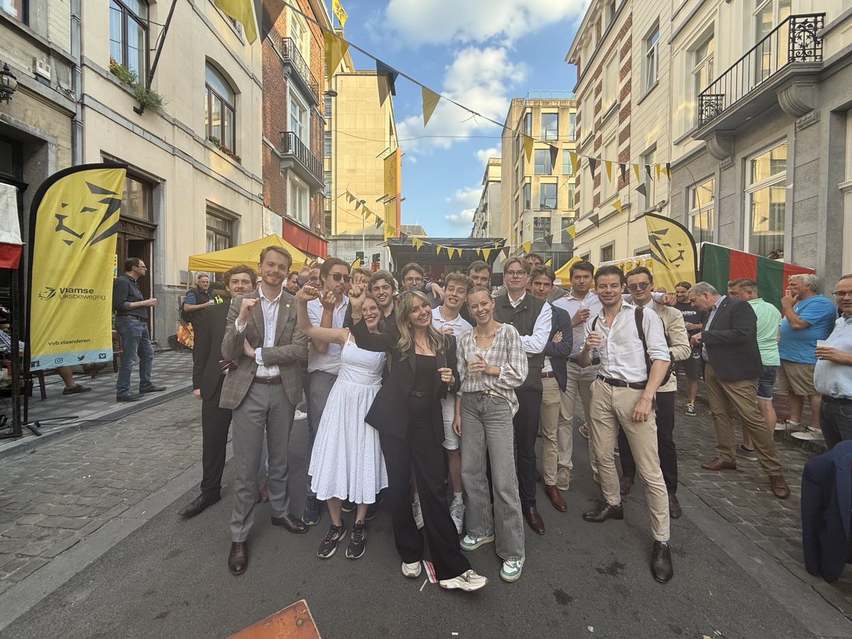 vbjongeren's tweet image. Ook de Vlaams Belang Jongeren zijn aanwezig op de 11 juli-viering aan het Vlaams Huis te Brussel!
Een fijne Vlaamse feestdag allen! 🦁