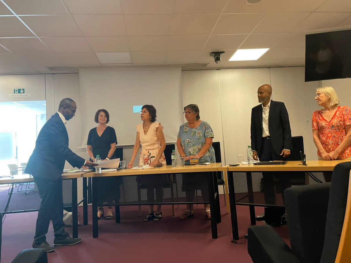 Aboyta Amoyta (@mohamedamedissa) on Twitter photo Dr Abdirachid Doani, éminent linguiste, simple, humble et sage. Mon professeur de linguistique est un intellectuel accompli et de gros calibre. Brillant et posé. Ici, lors de soutenance de la thèse de Dr Abader Ali Guiba. Dr Abdirachid Doani, éminent linguiste, simple, humble et sage. Mon professeur de linguistique est un intellectuel accompli et de gros calibre. Brillant et posé. Ici, lors de soutenance de la thèse de Dr Abader Ali Guiba.