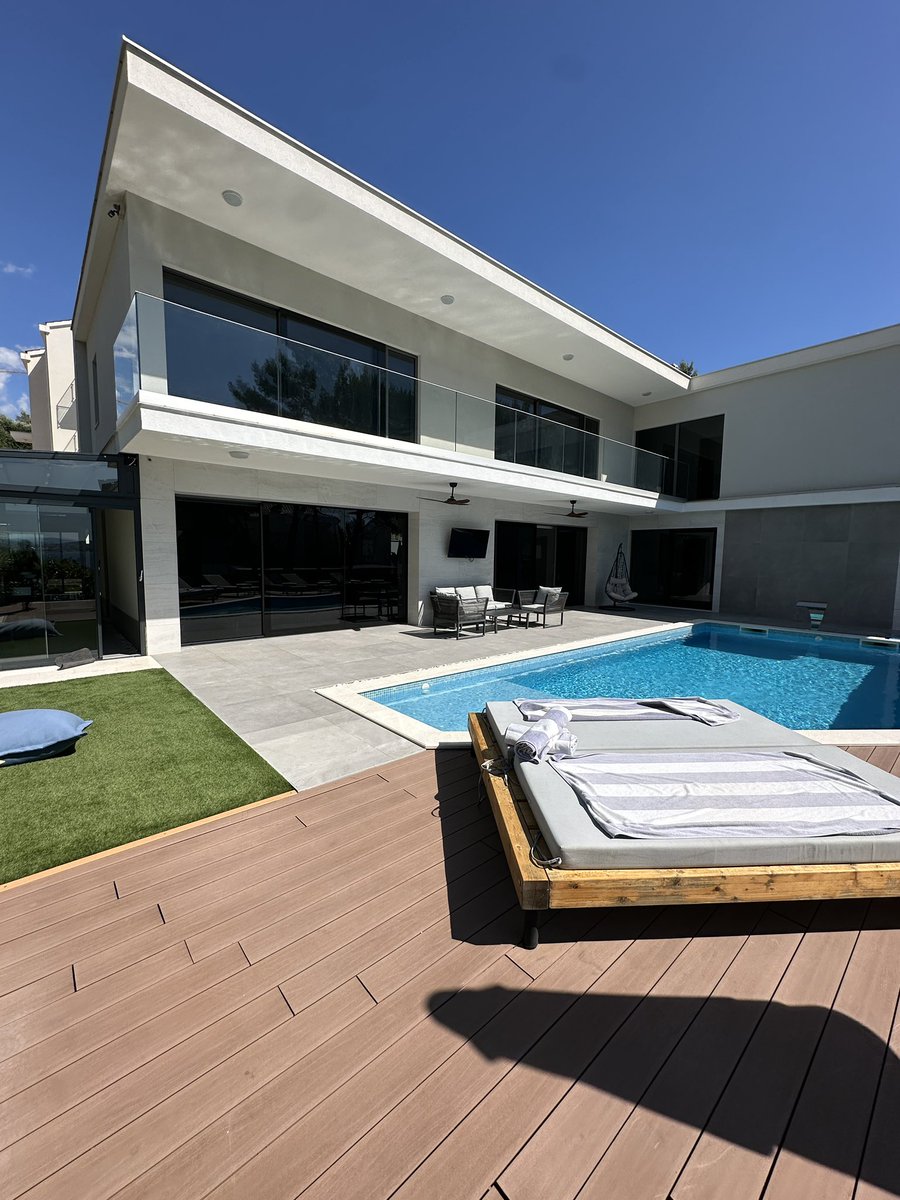 Flew out to Croatia for the week with some friends.

Still working on growing my apps, more to show on this very soon.

FNDRS my free community is seeing its first ever members join too which is exciting.

Overall looking forward to the future 🫡