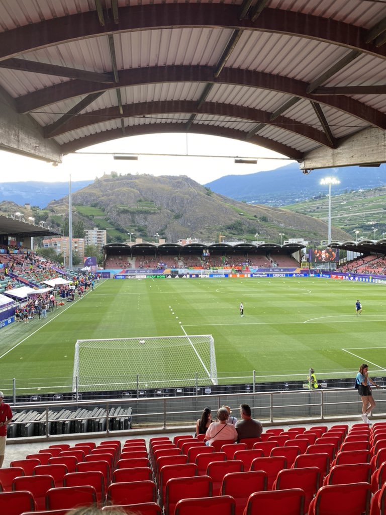 Romane_Dbck's tweet photo. Quelle masterclass le stade du FC Sion, si on m’avait dit qu’un jour je ferais la tournée des stades en Suisse … 

Tout est magnifique, ça c’est le football qu’on aime 🇵🇹🇧🇪 https://t.co/ia7AoRtGQ7