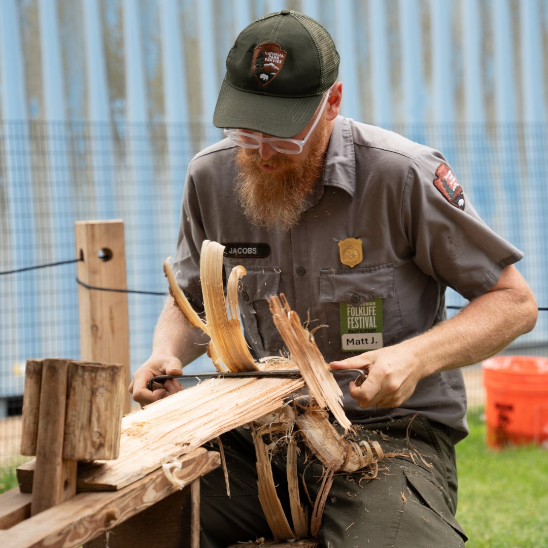 SmithsonianFolk's tweet image. What ‘wood’ we do without historic preservationists? 🪵
At the #2025Folklife Festival, mentors and apprentices from the @NatlParkService Historic Preservation Training Center demonstrated traditional Appalachian-style log building and historic masonry: s.si.edu/4lFQteB