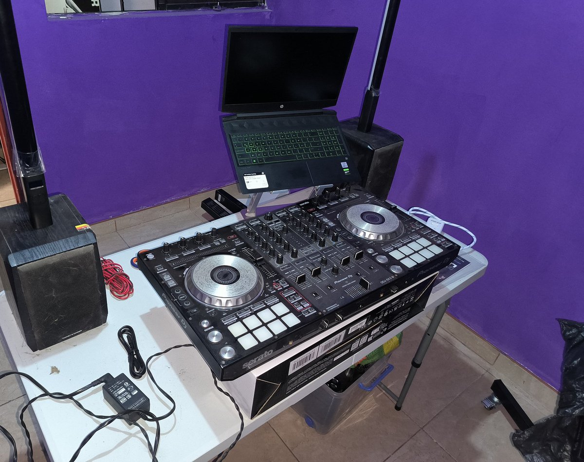 fernandomerino's tweet photo. Al menos mi cabina ya estรก casi terminada...a ver si puedo empezar la #MarchaBlanca para #FiestasPatrias, no me vaya a demorar como el #TrenDePorky ๐
#VidaDJ #Twitch #OpenFormat https://t.co/0umRHGWRMz