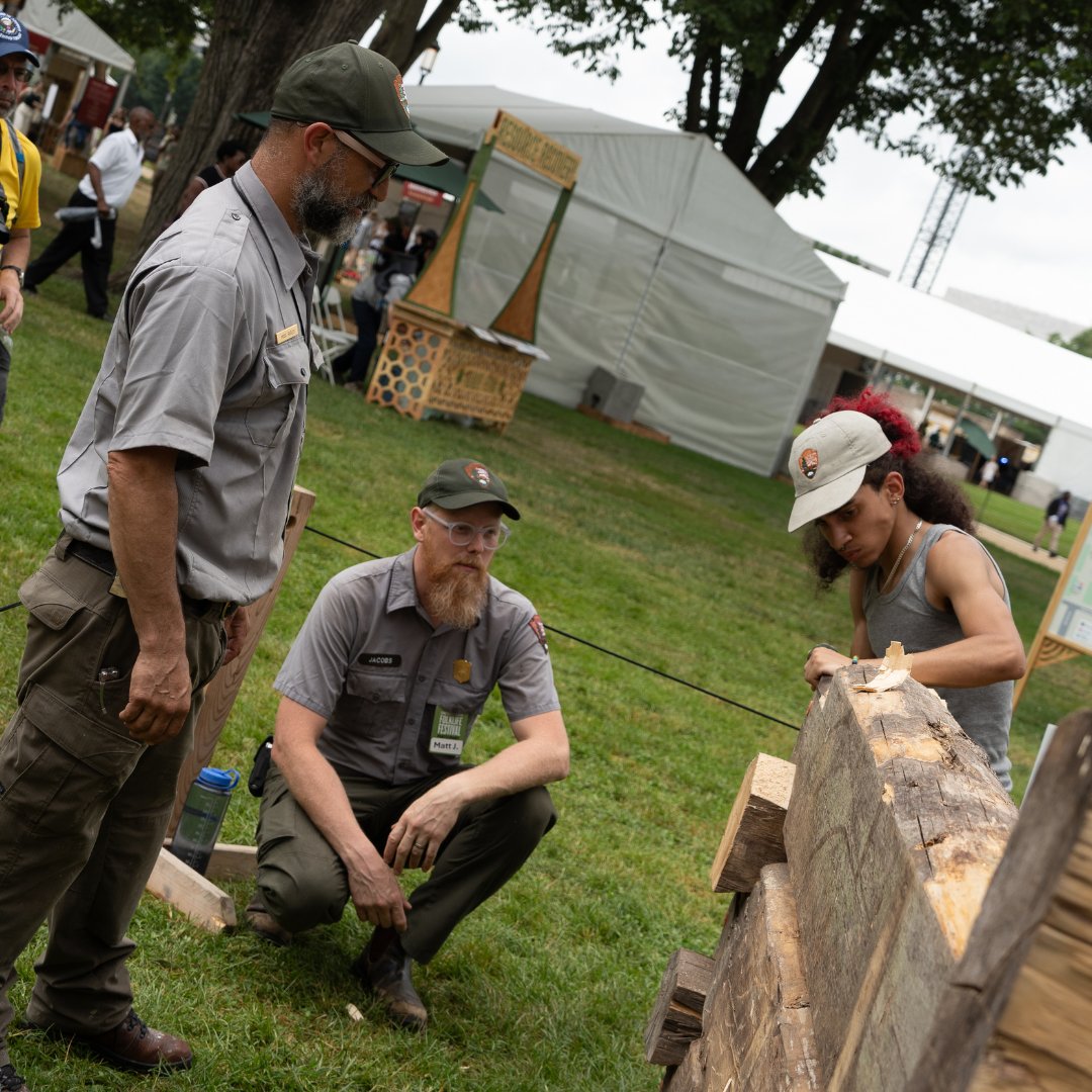 SmithsonianFolk's tweet image. What ‘wood’ we do without historic preservationists? 🪵
At the #2025Folklife Festival, mentors and apprentices from the @NatlParkService Historic Preservation Training Center demonstrated traditional Appalachian-style log building and historic masonry: s.si.edu/4lFQteB