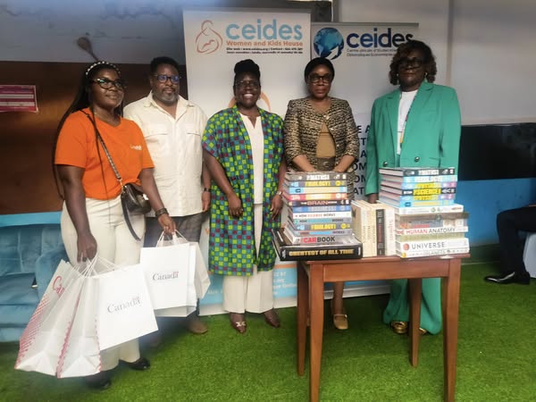 Coup de cœur de Mme Paule ASSOUMOU KOKI, DG de la CCAA au CWKH à travers son précieux don de livres. 
La bibliothèque de la CEIDES Women and Kids House s'est enrichie d'une trentaine d'ouvrages qui portent sur l'éveil dans différents domaines des Sciences &amp; Technologies.